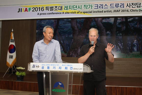 윤상기 하동군수(왼쪽)와 크리스 드루니가 지리산환경에술제 작품구상에 대한 설명회를 열고 있다. = 강경우 기자