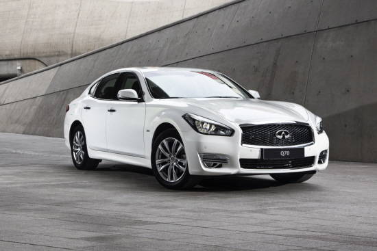 뉴 Q70은 자연에서 영감을 받은 유려한 곡선과 콘셉트카 에센스(Essence)의 DNA를 계승한 디자인으로 역동적인 성능을 부각시키고 기능성을 함께 강화했다. ⓒ 인피니티