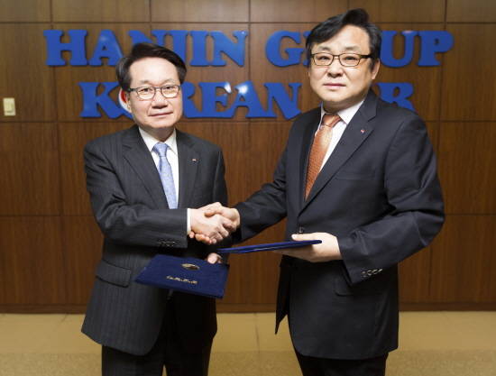 '2014년 임·단협 조인식'을 마치고 지창훈 총괄사장(왼쪽)과 이종호 노조위원장(오른쪽)이 기념 촬영을 하고 있다. ⓒ 대한항공