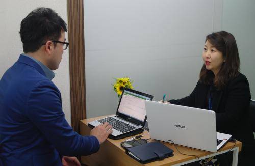 최혜진 컨설턴트(우측)가 내담자에게 맞는 맞춤형 상담을 진행하고 있다. = 하영인 기자