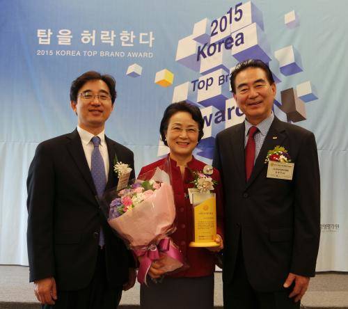 박경순 공단 징수상임이사(가운데)가 고객감동브랜드 대상을 받은 후 기념 촬영하고 있다. ⓒ 국민건강보험공단