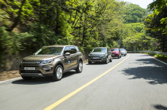 새로운 디스커버리 패밀리의 첫 번째 모델인 디스커버리 스포츠는 랜드로버 고유의 주행성능과 동급 최고 수준의 여유로운 공간 및 실용성까지 극대화한 가장 이상적인 프리미엄 콤팩트 SUV다. ⓒ 재규어·랜드로버 코리아