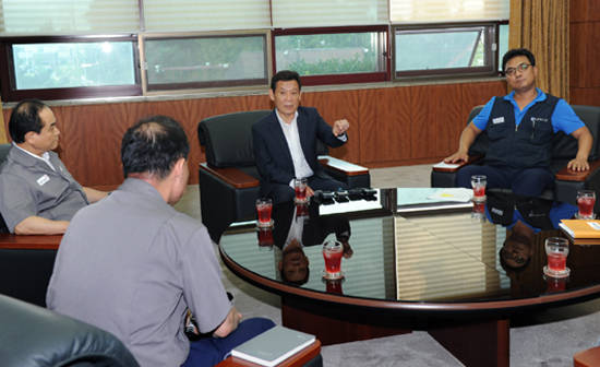 윤장현 광주광역시장이 7일 오후 단체교섭 결렬로 파업위기에 놓인 금호타이어㈜ 광주공장을 방문, 노사 양측에 원만한 타결을 당부하고 있다. ⓒ 광주광역시