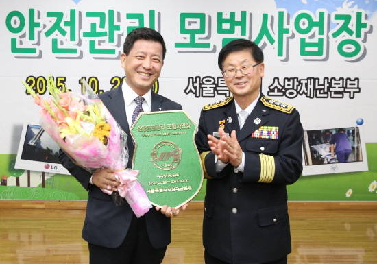 오경수 아시아나항공 경영지원 담당 상무(왼쪽)와 권순경 서울시 소방재난본부장(오른쪽)이 시상식을 마치고 기념촬영을 하고 있다. ⓒ 아시아나항공