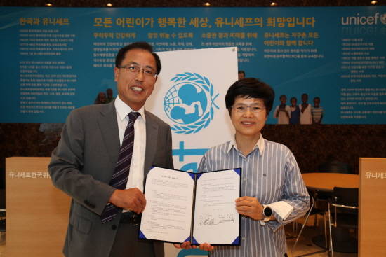 이제봉 현대차 서비스사업부 상무(좌측)와 김경희 유니세프한국위원회 사무차장(우측)이 기념촬영을 하는 모습. ⓒ 현대자동차