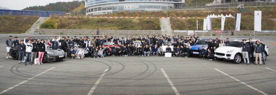 그레엠 헌터 SSCL 사장이 'SSCL 창립 10주년 기념 행사'에서 전 직원들과 함께 포즈를 취하고 있다. ⓒ SSCL