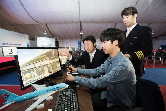 심사위원을 맡은 대한항공 기장들이 참가자들을 심사하고 있는 모습. ⓒ 대한항공