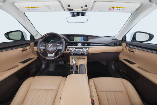 지나친 신기술과 어려운 조작에 위축되기 쉽운 여성들을 위해 ES300h의 경우 최소한의 스위치를 이해하기 쉽게 배치한 것이 특징이다. ⓒ 한국토요타