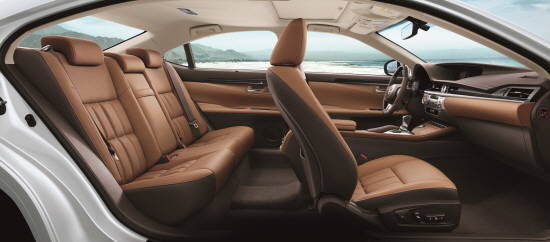 시트는 등받이와 엉덩이 받침에 세로 방향 스티치를 일정한 간격으로 심었으며, 이 때문에 몸이 덜 미끄러질 뿐 아니라 오래 써도 주름 없이 팽팽한 상태를 유지한다. ⓒ 한국토요타