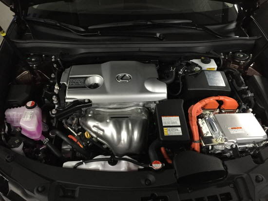 올 뉴 ES300h의 파워트레인은 엣킨슨 사이클 형식의 2.5L 4기통 가솔린엔진과 전기모터가 결합했다. = 노병우 기자