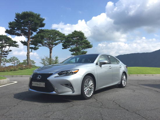 올 뉴 ES300h는 선진적이면서 우아한 디자인으로 새롭게 변신했다. = 노병우 기자