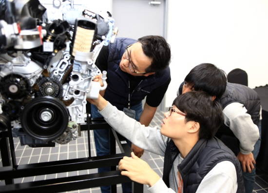 모바일 아카데미 참여 학생이 차량 엔진 내부를 살펴보고 있다. ⓒ 메르세데스-벤츠 코리아