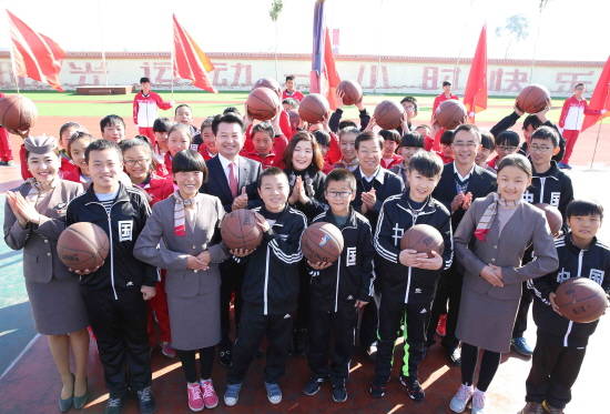 아시아나항공 안병석 중국지역본부장(둘째줄 오른쪽 다섯번째), 박은하 주중대사관 공사(둘째줄 오른쪽 네번째)와 시웬장 제1중학교 학생 및 관계자들이 기념촬영을 하고 있다. ⓒ 아시아나항공