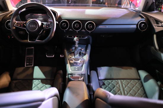 '더 뉴 아우디 TT'는 운전자중심의 새로운 컨트롤 시스템과 연결된 버추얼 콕핏(Virtual Cockpit)이 적용된 점이 가장 큰 특징이다. = 노병우 기자