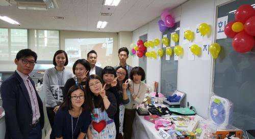 김상우 대표(왼쪽 첫 번째)와 바자회를 준비한 상담사들이 함께 기념촬영을 하고 있다. ⓒ 우리엔유