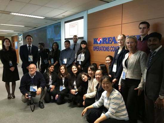 '런 코리아 프로그램' 행사에 참여한 해외 공항 조업사 및 서비스센터 직원들이 대한항공 종합통제센터에서 기념촬영을 하고 있다. ⓒ 대한항공