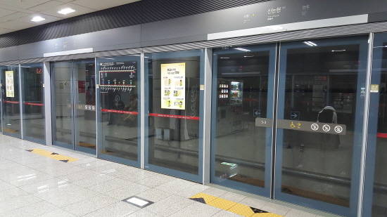현대로템이 공급한 서울 9호선 신논현역 승강장 스크린도어. ⓒ 현대로템