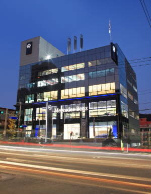 메르세데스-벤츠 금정 전시장 오픈을 기념해 11월 한 달간 금정 전시장을 방문하는 모든 고객에게 특별한 사은품을, 차량구매 고객에게는 메르세데스-벤츠 컬렉션 구매 상품권을 제공한다. ⓒ 메르세데스-벤츠 코리아