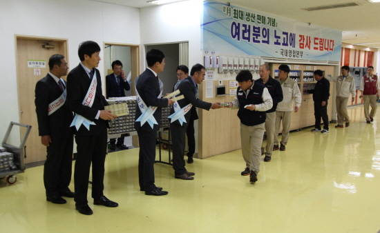 쌍용차 국내영업본부 및 대리점협의회 관계자들이 현장 직원들에게 소정의 선물과 함께 감사의 인사를 전하고 있다. ⓒ 쌍용자동차