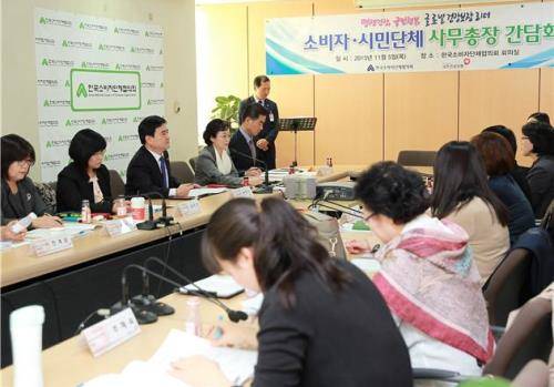 공단 관계자와 소비자·시민단체 사무총장 등이 함께한 가운데 간담회를 진행하고 있다. ⓒ 국민건강보험공단