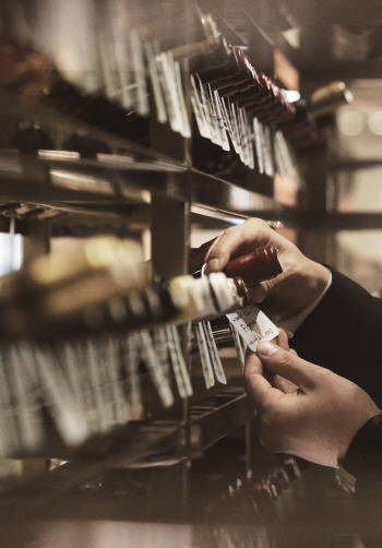 부산 웨스틴조선호텔은 로비 층에 위치 한 베키아 에 누보에서 11월16일부터 1월4일까지 와인 마켓을 마련한다. ⓒ 부산 웨스틴조선호텔