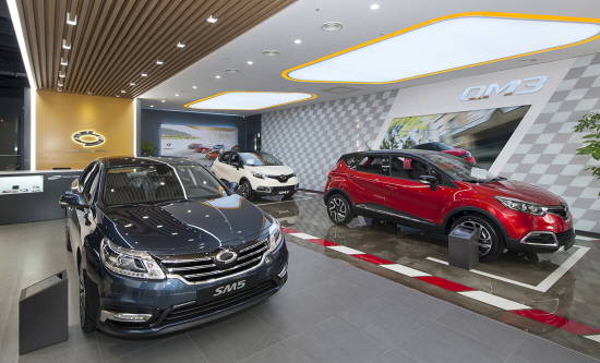 새로운 SI가 적용된 르노삼성 전시장 내부 차량 전시공간. ⓒ 르노삼성자동차