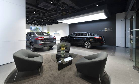 새로운 SI가 적용된 르노삼성 전시장 내부 모습. ⓒ 르노삼성자동차