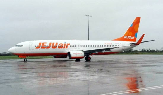 제주항공이 아시아 최고의 LCC로 발돋움하기 위한 의지를 제주의 자연을 형상화한 디자인으로 표현한 새 BI를 적용해 처음으로 도입한 보잉 737-800 항공기. ⓒ 제주항공