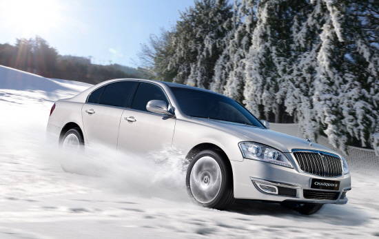 눈길에서 대형 세단이 맥을 못 추는 부분이 언론에 노출되고 나서부터 체어맨 W 4Tronic의 비율이 점차 늘어났다. ⓒ 쌍용자동차