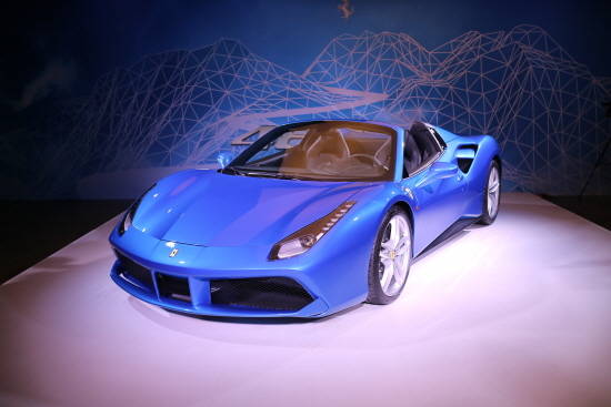 페라리 역사상 가장 강력한 8기통 미드리어 엔진이 탑재된 488 스파이더. = 노병우 기자