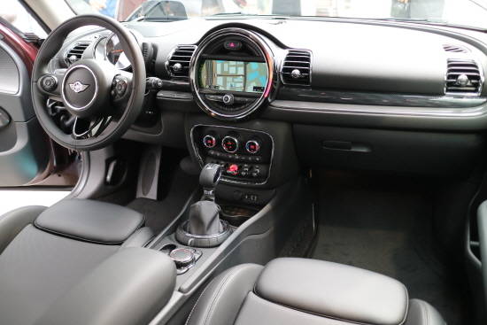 뉴 미니 클럽맨의 실내 인테리어. 미니 특유의 중앙계기판이 뉴 미니 클럽맨의 독창적인 분위기와 잘 어우러진 모습이다. = 노병우 기자