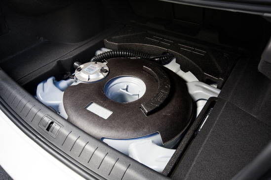 르노삼성이 채택한 납작한 환형의 신형 LPG 탱크는 기존 하단 스페어타이어 공간에 탑재되는 만큼, 트렁크 공간을 최대한 넓게 활용할 수 있도록 한 것이 큰 장점이다. ⓒ 르노삼성자동차