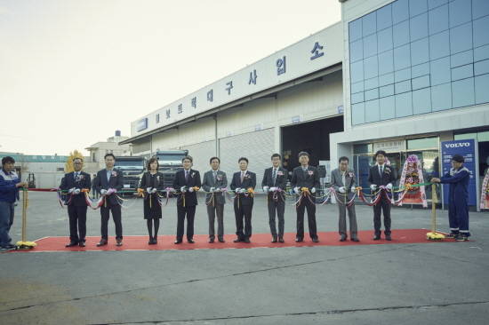 대구사업소 개소식에 참석한 김영재 볼보트럭코리아 사장(왼쪽 여섯 번째)과 임직원들이 기념사진을 촬영하고 있다. ⓒ 볼보트럭코리아