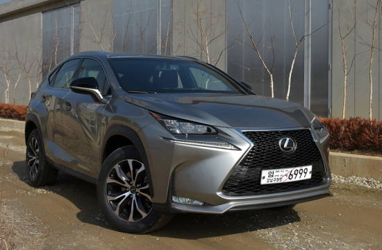NX 200t의 특징은 2.0L 다운사이징 가솔린 터보 엔진과 다이내믹 토크 컨트롤 AWD 시스템이 발휘하는 동급 최강의 퍼포먼스와 가속성능, 짜릿한 스포츠 드라이빙에 있다. ⓒ 렉서스