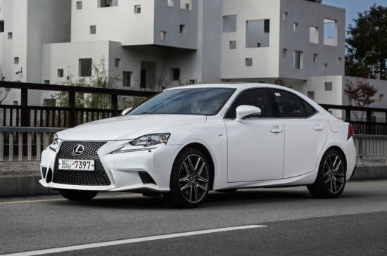 렉서스 브랜드의 스포츠 세단인 IS에는 2.0L 가솔린 터보 엔진과 8단 자동변속기가 탑재됐다. ⓒ 렉서스
