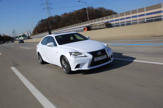 5. IS200t는 렉서스의 고성능 모델인 RC F용으로 개발된 8단 스포츠 다이렉트 시프트 자동 변속기를 기본 장착해 부드럽고 신속한 변속이 가능하다. ⓒ 렉서스