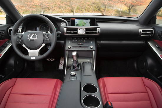 6. F SPORT 트림의 경우 전용 인테리어 패키지가 적용돼 다크로즈 계열의 붉은 색 시트가 채용된 것이 특징이다. ⓒ 렉서스