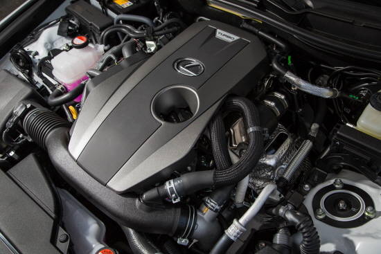 렉서스가 새롭게 개발한 2.0L 가솔린 터보 엔진이 탑재된 모습. ⓒ 렉서스