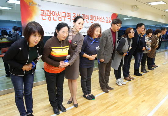 아시아나항공 캐빈승무원이 참가자들에게 서비스 기본태도 및 고객응대 스킬 등 고객서비스 전반에 대한 사항을 교육하고 있다. ⓒ 아시아나항공