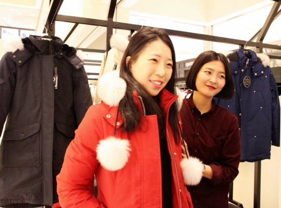 신세계 센텀시티 1층에서 한 고객이 프리미엄 패딩의 대표주자 '무스너클'을 입어보고 있다. ⓒ 신세계 센텀시티