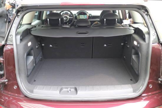 트렁크 적재공간은 360L이며, 60:40 비율의 분리식 뒷좌석 등받이를 접으면 최대 1250L까지 확장할 수 있다. = 노병우 기자