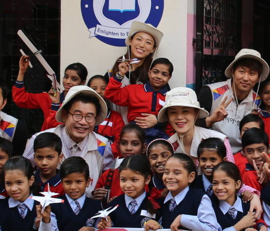 인도를 방문한 아시아나항공 임직원들과 현지 아동들이 함께 기념촬영을 하고 있다. ⓒ 아시아나항공