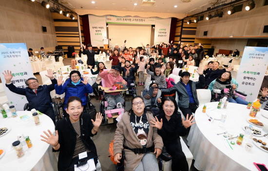 기아차는 박병윤 전무, 사단법인 그린라이트 김선규 회장 등 관계자와 여행지원을 받은 교통약자 가족 등 총 150여명이 참석한 가운데 교통약자 여행지원 100만㎞ 돌파 기념 고객초청 행사를 진행했다. ⓒ 기아자동차