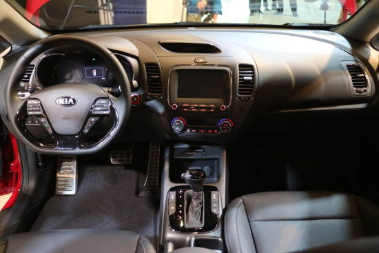 K3의 부분변경 모델인 더 뉴 K3는 내외장 디자인을 변경해 스포티한 이미지에 세련미, 고급감을 더했다. = 노병우 기자