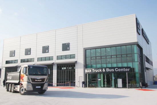 만트럭버스코리아가 강원지역 판매 증진과 서비스 향상을 위해 지난 27일 제천사업소 확장이전 개소식을 가졌다. ⓒ 만트럭버스코리아