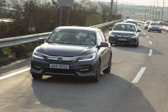 신형 어코드는 '어스 드림 테크놀로지(Earth Dreams Technology)'라는 혼다의 차세대 신기술로 개발된 엔진과 변속기가 탑재돼 이전 모델 대비 차량 성능을 향상시키고 높은 연비 효율을 자랑한다. ⓒ 혼다코리아