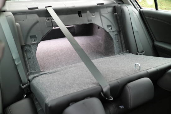 신형 어코드는 폴딩 리어 시트를 적용해 훅석 등받이를 완전히 접을 수 있다. = 노병우 기자