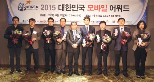 홈스토리생활 관계자들이 '2015 대한민국 모바일 어워드'에서 특별상을 받은 후 기념 촬영하고 있다. ⓒ 홈스토리생활