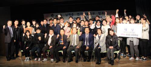 남예종 학생 및 관계자들이 '제4회 어피어온스테이지'를 마치고 함께 기념 촬영하고 있다. ⓒ 남예종연기실용전문학교