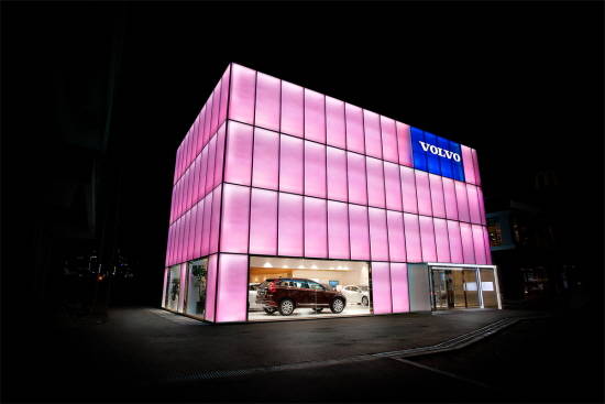 심플하면서도 럭셔리한 명품관 느낌이 나는 외관은 야간에 다양한 색상으로 변해 스웨덴의 오로라를 연상케 한다. ⓒ 볼보자동차코리아